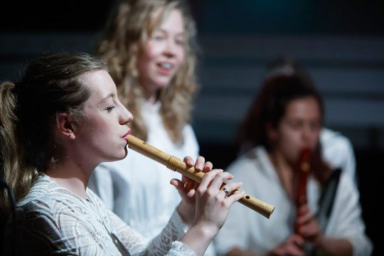 Sarah Jeffery, blokfluit en zang