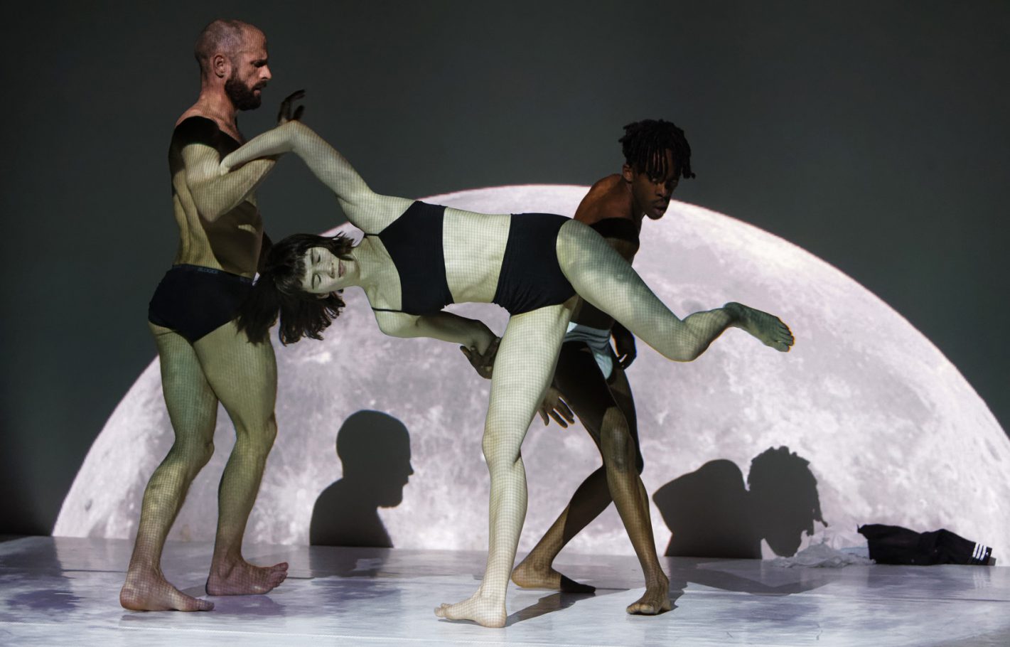 moving-future-dansmakers-amsterdam-transitioning-performance-connor-schumacher-christopher-tandy-orla-mccarthy-nicolas-coutsier-dans-theater-fotografie-thomas-lenden