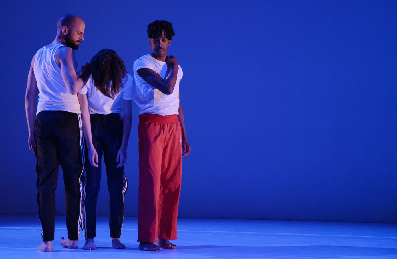 moving-future-dansmakers-amsterdam-transitioning-performance-connor-schumacher-christopher-tandy-orla-mccarthy-nicolas-coutsier-dans-theater-fotografie-thomas-lenden